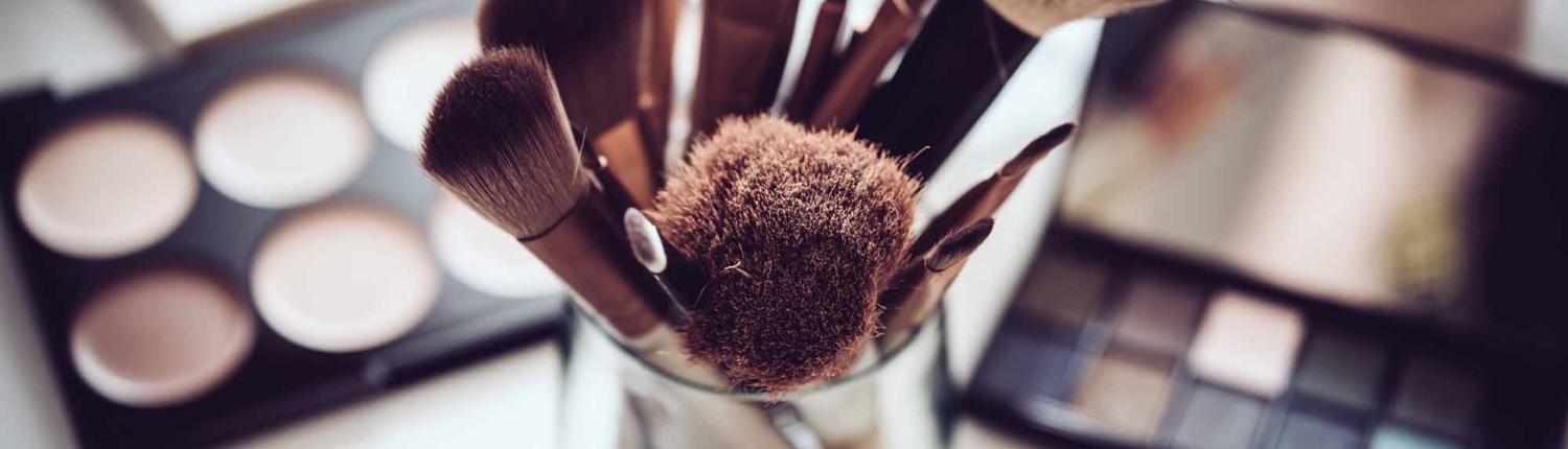 Brushes-for-beauty-in-a-cup